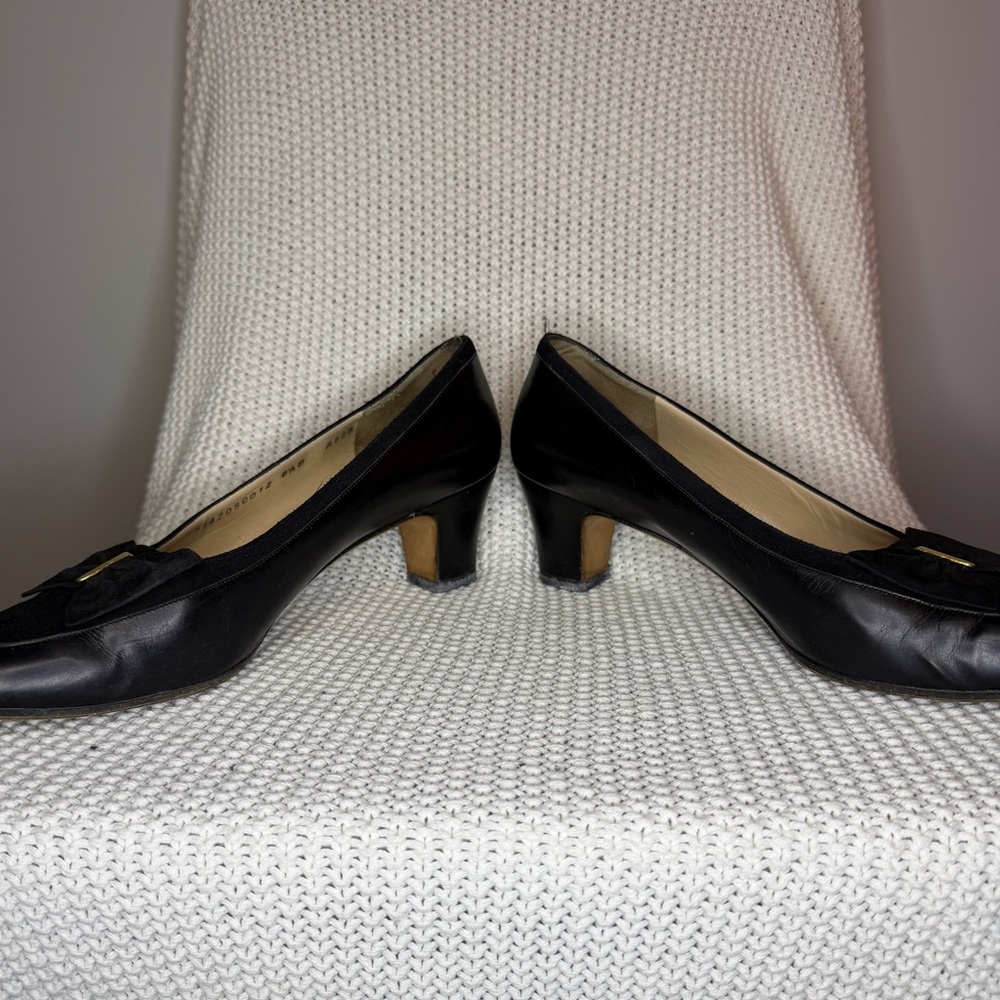 Vintage Salvatore Ferragamo Black Leather Pumps Bow Low Heel Classic Size 8.5B - Picture 5 of 11